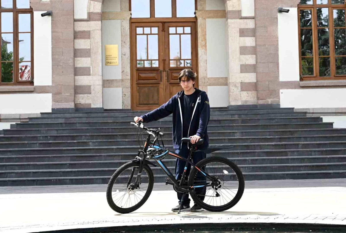 Konya Büyükşehir Belediye Başkanı, Tabelayı Düzeltene Bisiklet Hediye Etti